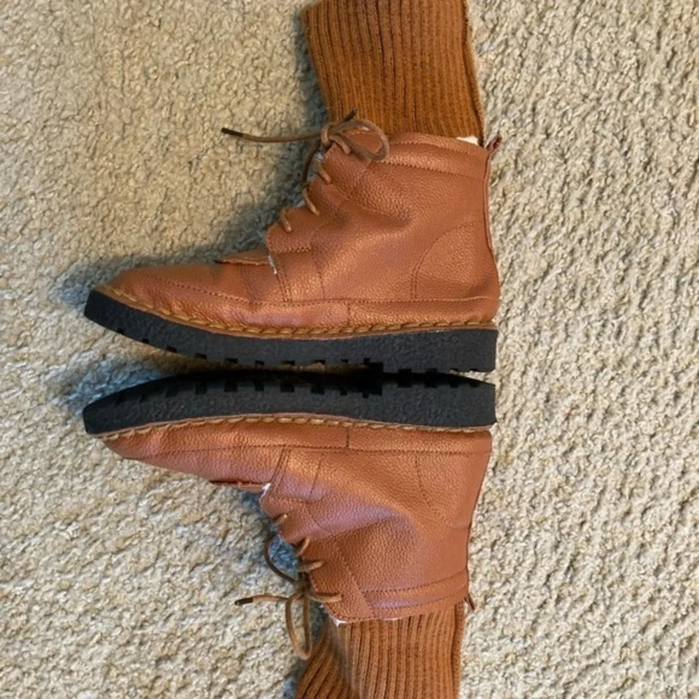Tan Faux Leather Lace Up Ankle Boots with Ribbed Knit‎ Sock Cuff size 5 Lining